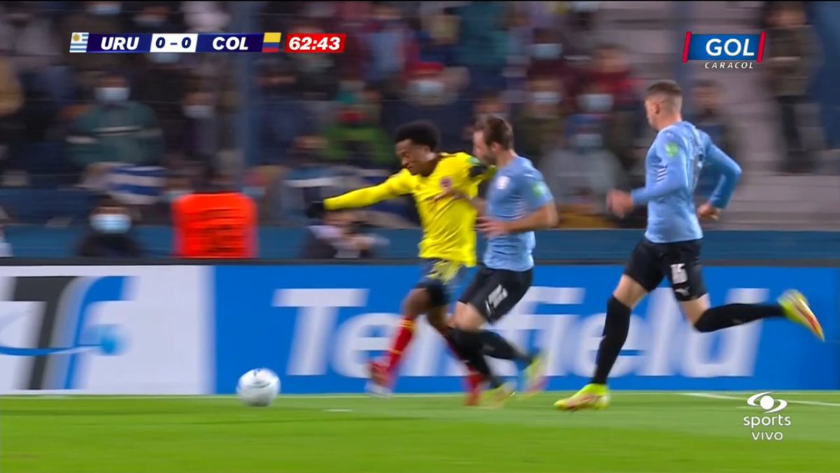 ElVarCentral's tweet photo. ¿Era roja? ¡Pero TRANQUILAMENTE! Desde una toma se ve como Cuadrado lo está midiendo y lanza el manotazo, desde el VAR respetaron la amarilla que mostró Valenzuela, pero un llamado no estaba de más. #Eliminatorias https://t.co/FJoyZk4YBF