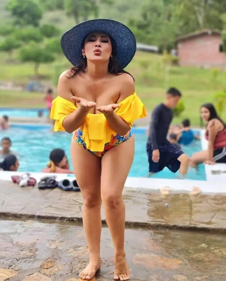 #Farándula | Así disfruta el Feriado Morazánico la guapa <a href="/Milagrofloresh/">Milagro Flores</a>  🔥😍 con estas fotografías que posteo en sus redes sociales ha dejado sin aliento a más de alguno 🔥

¿Le atino Milagro al usar este traje de baño 👀?

Déjanos saber tu opinion en los comentarios 🔥👇🏼