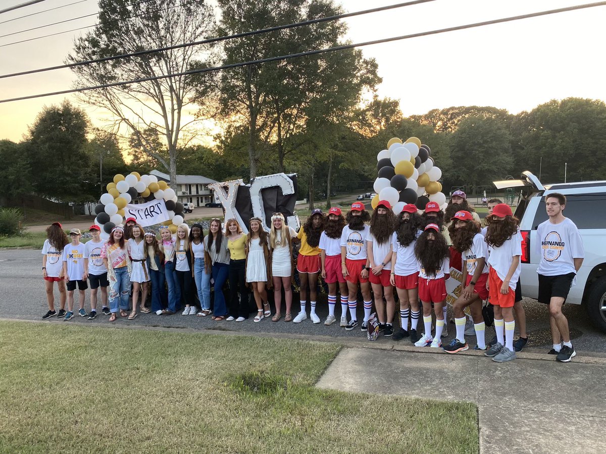 HHSEnglish10's tweet photo. Shout out to HHS XC bringing their A game to the hoco parade. #I’m pretty tired… I think I’ll go home now. https://t.co/UE4daTwe2I