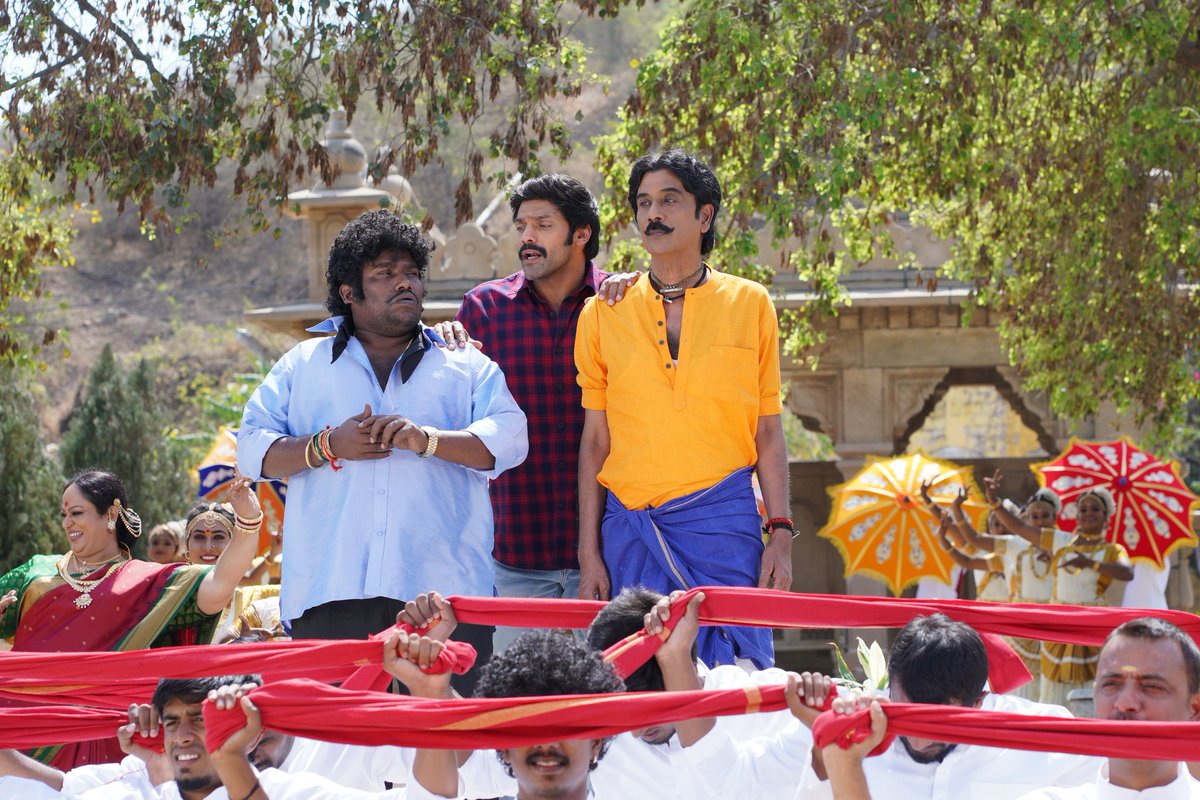 LMKMovieManiac's tweet image. #Aranmanai3 #அரண்மனை3 படத்தில் 12 அடி உயர லிங்கம் செட் போடப்பட்டு படமாக்கப்பட்டுள்ளது. படப்பிடிப்பின்போது பொதுமக்கள்  அது உண்மையான லிங்கம் என்று நினைத்து கூட்டமாக வந்து தரிசனம் செய்து பூக்கள் தூவி பூஜித்துள்ளனர். Oct 14th grand release 👍 #SundarC @RedGiantMovies_ @RIAZtheboss