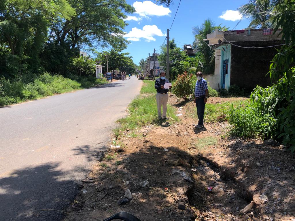PWD_Odisha's tweet photo. Widening &amp; strengthening of Khalikote-Boirani-Aska-Balipadar-Bellaguntha road (SH-30), Ganjam is currently underway. Er Tara Prasad Mishra, Chief Engineer, DPI&amp;Roads reviewed progress &amp; approved interim deviation required for road construction. Project will complete by April 2022 https://t.co/I0mhENF7pT