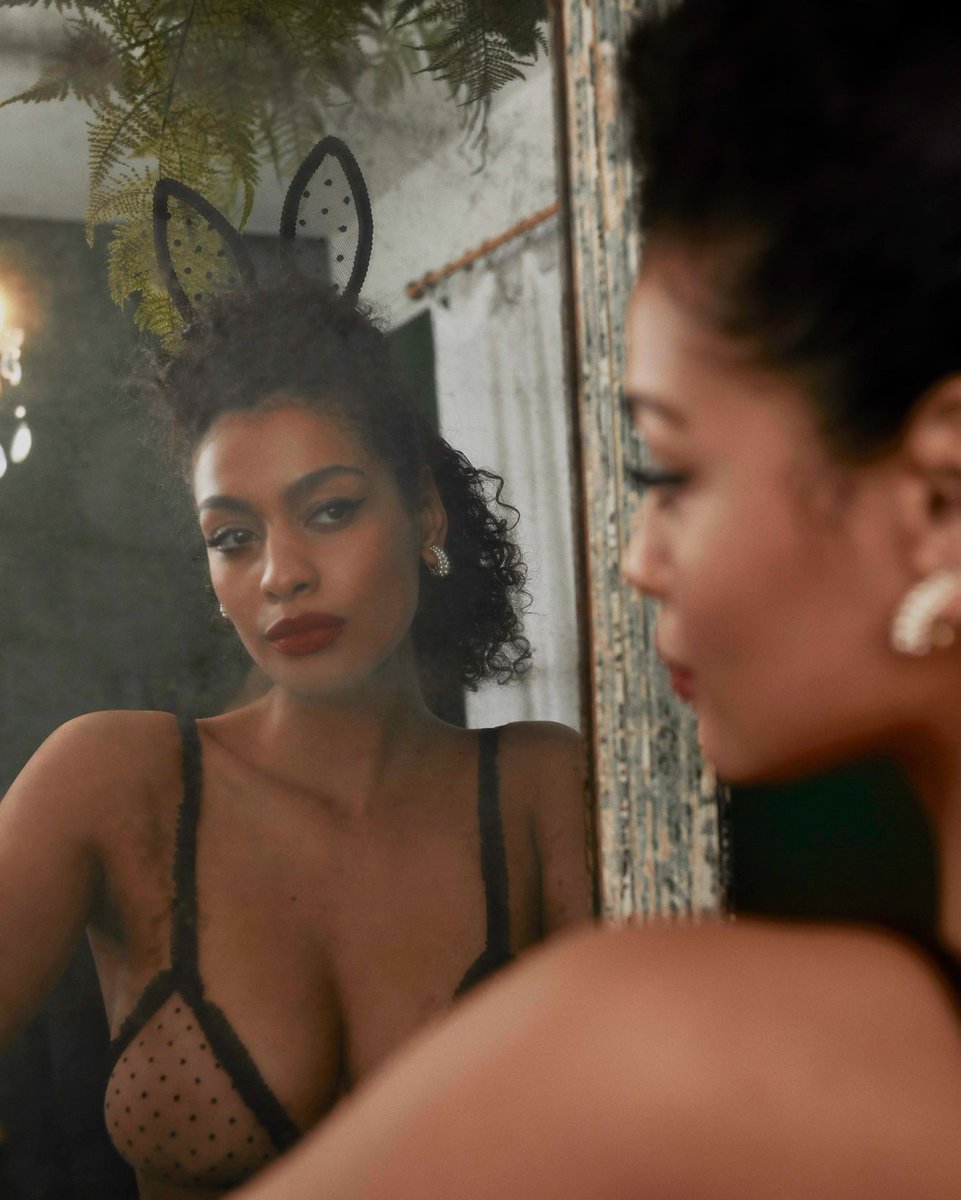 CocoDeMerUK's tweet photo. Eyes on the weekend.
https://t.co/lZPZXkXhAT
#CocodeMerUK #TheHomeofPleasure #Luxury #LuxuryLingerie #Simone #PinUpMuse #MuseByCocodeMer #BeYourOwnMuse #AW21 https://t.co/fJgRvmcbwH