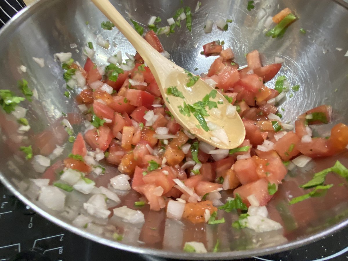 klbeasley's tweet image. G10 doing a kitchen estimation recipe test today. How long DOES it take to chop 🧅 🍅 🌶 🌿 🧄? Getting ready for their own recipes next week. #mastersnack #mypdesign @r_langlands @WAB_LIVE @pimstar @brianmcewen