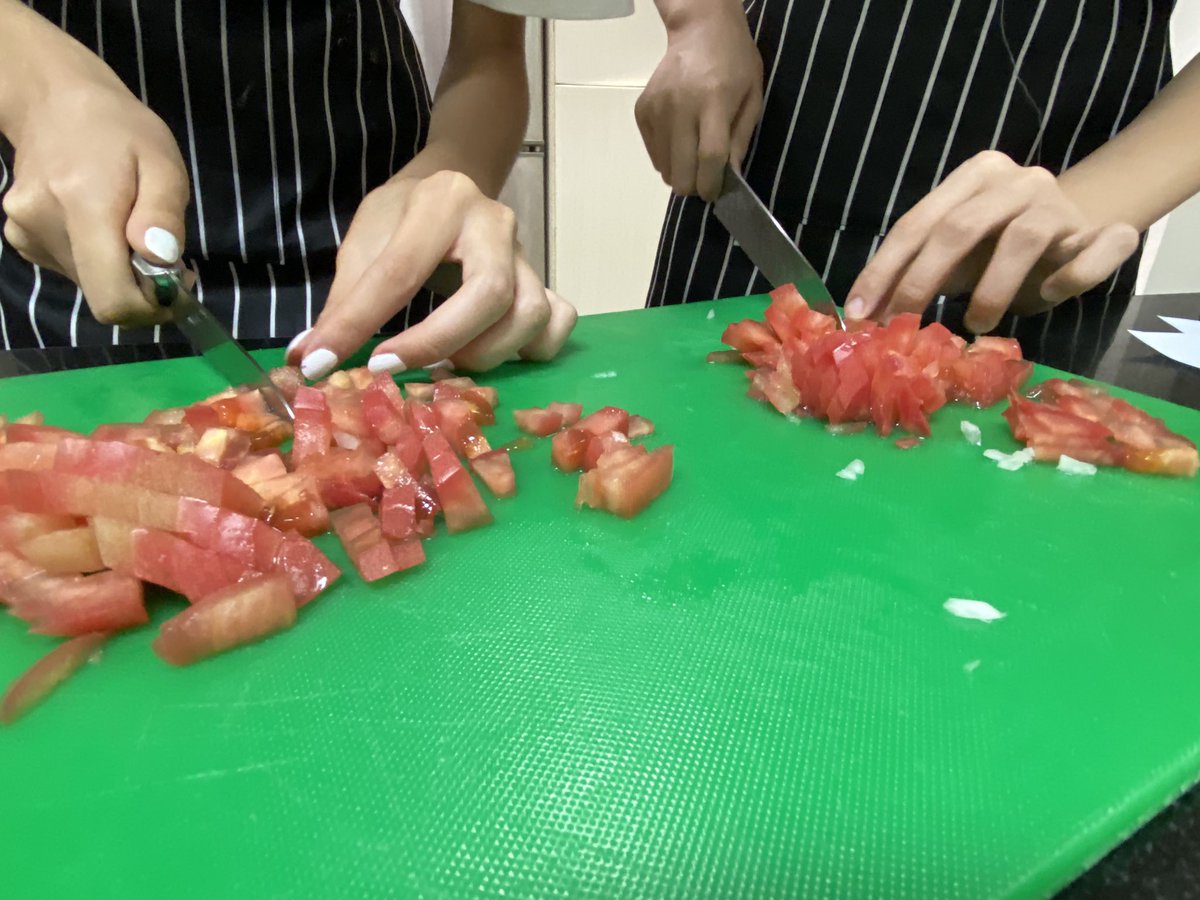 klbeasley's tweet image. G10 doing a kitchen estimation recipe test today. How long DOES it take to chop 🧅 🍅 🌶 🌿 🧄? Getting ready for their own recipes next week. #mastersnack #mypdesign @r_langlands @WAB_LIVE @pimstar @brianmcewen