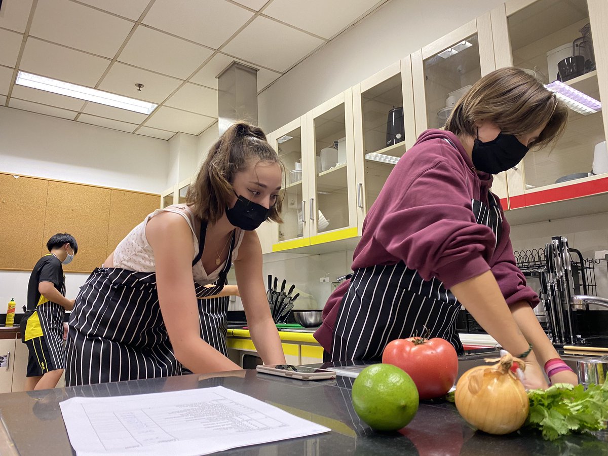 klbeasley's tweet image. G10 doing a kitchen estimation recipe test today. How long DOES it take to chop 🧅 🍅 🌶 🌿 🧄? Getting ready for their own recipes next week. #mastersnack #mypdesign @r_langlands @WAB_LIVE @pimstar @brianmcewen
