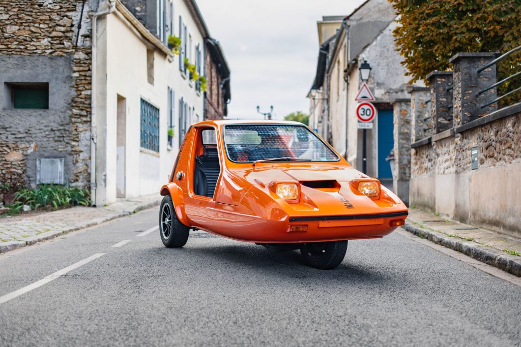 As if the #quirky #1970s #BondBug wasn't #bonkers enough already someone put a 1000cc #Yamaha YZF-R1 #motorcycle engine into this one 0-62 in 3.5 seconds & 120mph (in a fibreglass 3 wheeler!!)🧐🤔😂