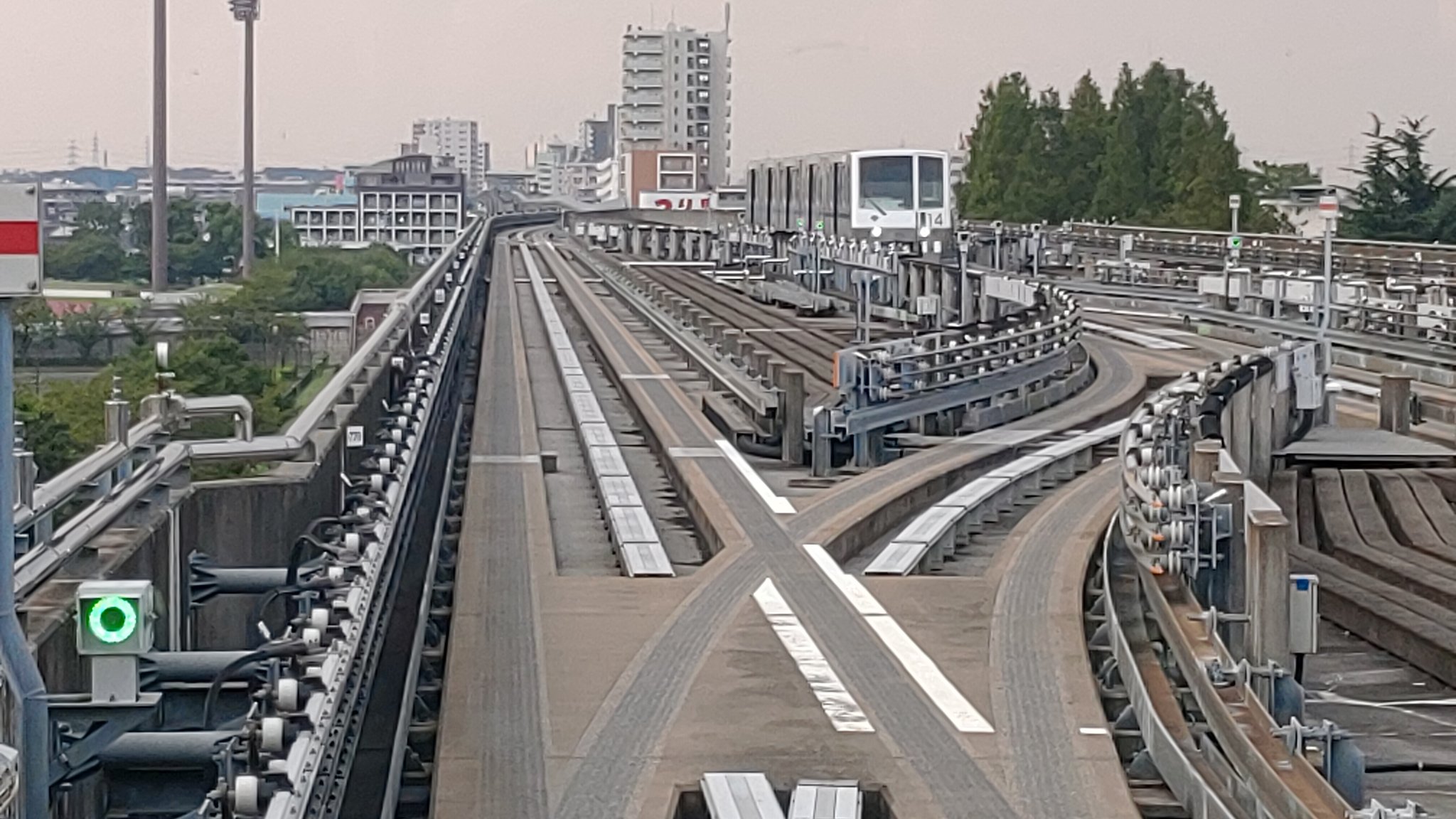 ほくと Ak148usagi 日暮里 舎人ライナーが始発から運休しています 舎人公園駅付近の画像の所で脱線してるのと 車庫線内なので復旧の為に塞いでいるので 車両が出せなくしばらく運転見合わせの模様 日暮里舎人ライナー T Co 0qrcaja5jo