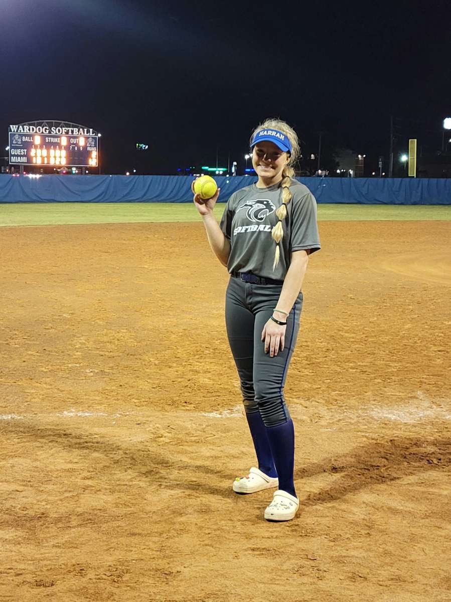 As if the 2-10 wasn’t big enough! 2022, 3B/Utility, Skyla McPhillips with a 2 run walk off for the run rule against Miami!! Keep it up SJ!🥎🔥 <a href="/SkylaMc11/">Skyla McPhillips</a> <a href="/jennymc710/">Jen McPhillips</a>