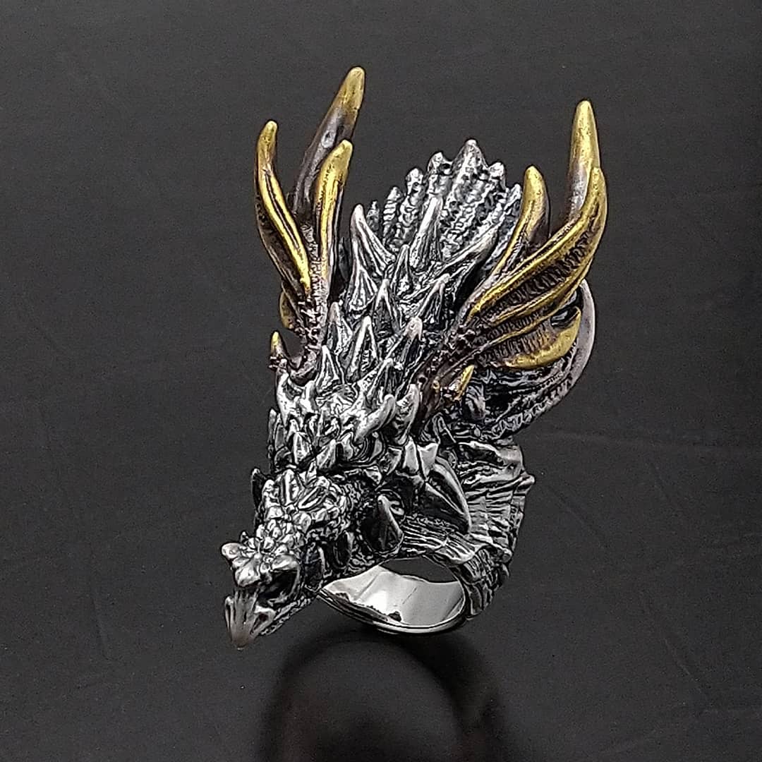 STRANGE_FREAK's tweet photo. 満を持して
ついに
ドラゴンリング発売!
今までワンオフで4体くらい作ってきましたが、レギュラーに登場。
60mm、104gのデカブツ
それでもワンオフが欲しい方は、お待ちしております。
ゴルドマーグ ドラゴンリング
https://t.co/QgJ713IWyL
#SFDR137
#ドラゴン https://t.co/MFkpfqufpY
