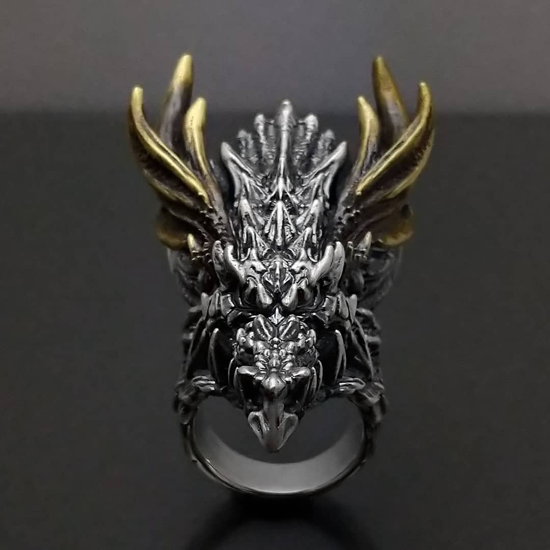 STRANGE_FREAK's tweet photo. 満を持して
ついに
ドラゴンリング発売!
今までワンオフで4体くらい作ってきましたが、レギュラーに登場。
60mm、104gのデカブツ
それでもワンオフが欲しい方は、お待ちしております。
ゴルドマーグ ドラゴンリング
https://t.co/QgJ713IWyL
#SFDR137
#ドラゴン https://t.co/MFkpfqufpY