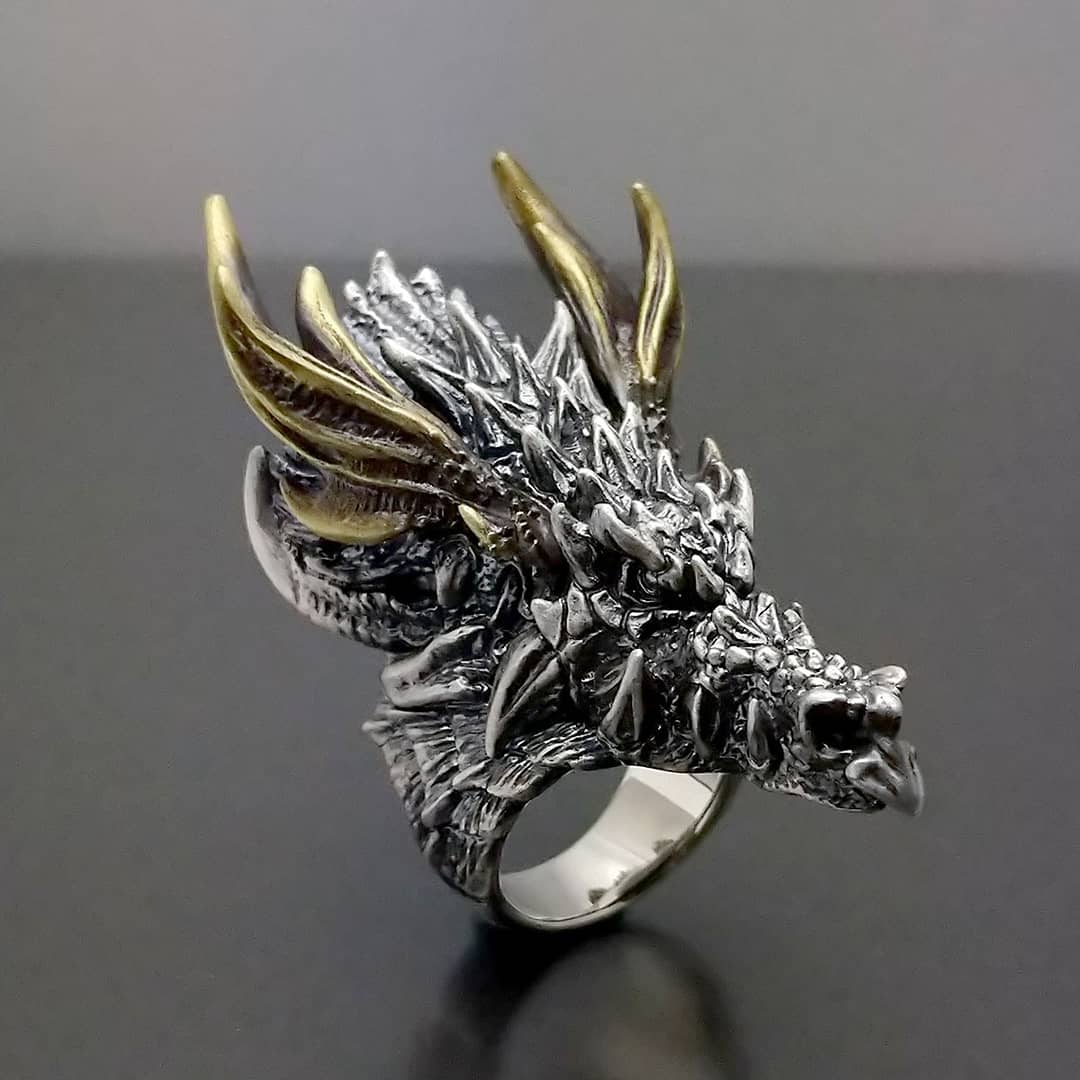 STRANGE_FREAK's tweet photo. 満を持して
ついに
ドラゴンリング発売!
今までワンオフで4体くらい作ってきましたが、レギュラーに登場。
60mm、104gのデカブツ
それでもワンオフが欲しい方は、お待ちしております。
ゴルドマーグ ドラゴンリング
https://t.co/QgJ713IWyL
#SFDR137
#ドラゴン https://t.co/MFkpfqufpY