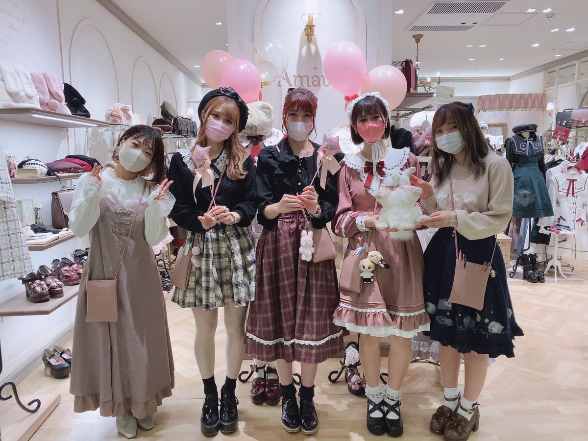 おはようございます 皆様お待ちかねのまもなく渋谷店がオープンです 新作アイテム イベント盛りだくさんです 沢山のご来店をお待ちしております 店内混雑した場合 入場制限をかけさせていただく場合がございますので あらかじめご了承ください Amavel