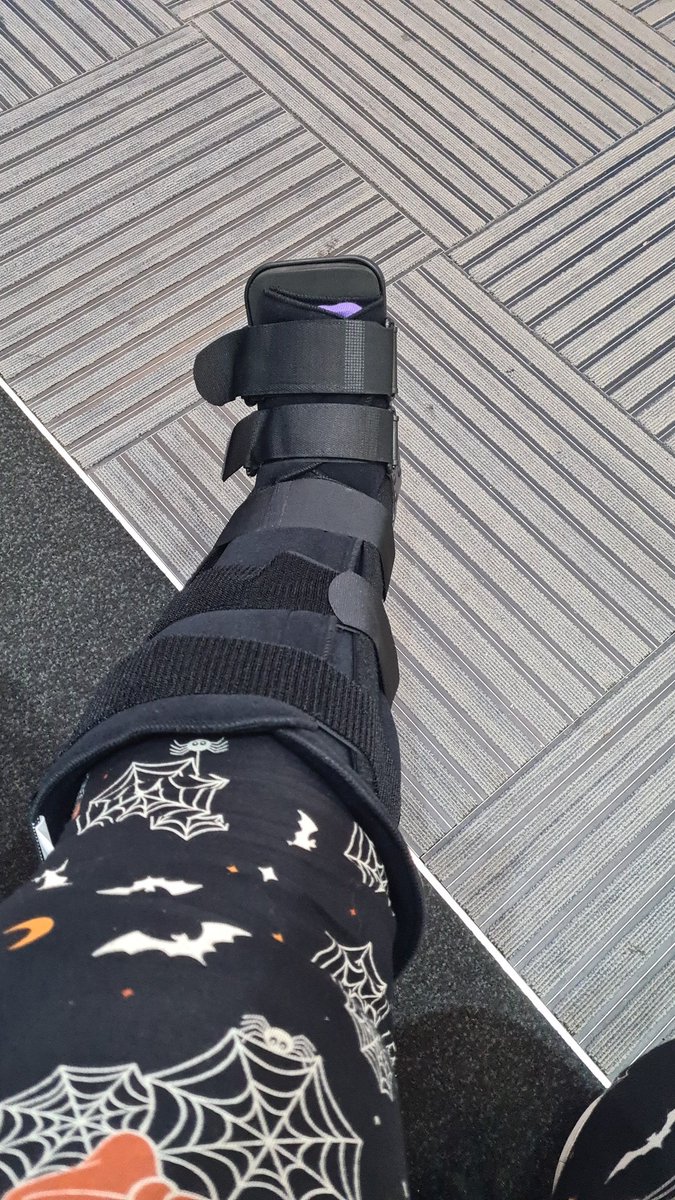 SumaronC's tweet image. Well at least my Halloween leggings match my new boot

Lol

Stupid fractured foot

Thinking some patches to goth it up