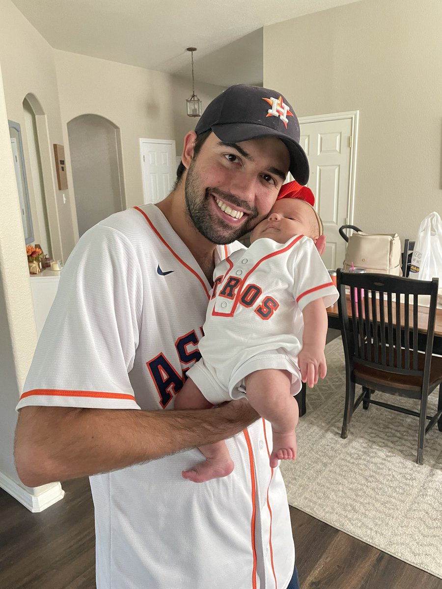 jordan_marak's tweet photo. @EvanWilliamsUSA Daddy and Daughter matching! 💙 please let this be our baby girls first Astros game! #BourbonandBaseball #contest @evanwilliamsbourbon 
🧡💙🧡💙 https://t.co/Y10bWeeESH