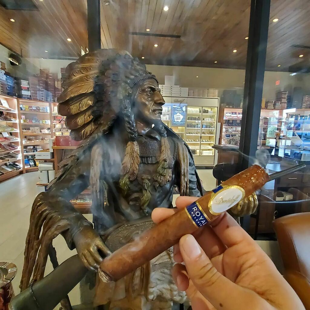 CigarzOnAve's tweet photo. Davidoff Royal Salomon evening. #cigar #cigars #cigarlife #cigarlifestyle #cigarnoise #davidoffroyalrelease #davidoffcigars #davidoffguy https://t.co/IR39iPK0SL