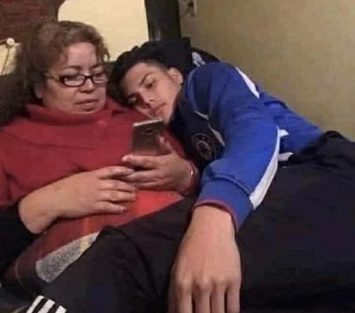 ne showing my mom pictures of my crush