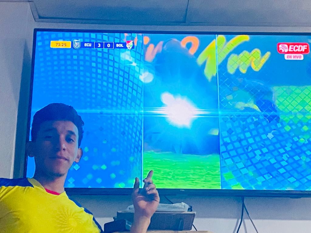 GaryArturo's tweet photo. #LaTrixECDF #EliminatoriasxECDF @ElCanalDFutbol viendo a la Tri🇪🇨 ñañon🏍️ https://t.co/AuqqrLXzm4