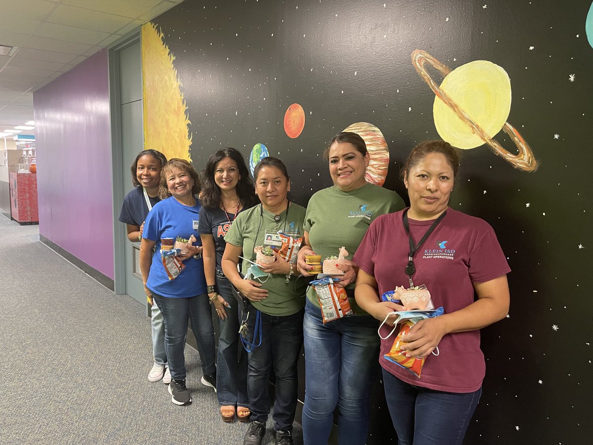 It is never too late to celebrate and show our custodians love and appreciation! Gracias Amigas! 🐅❤️🖤⁦<a href="/EppsIslandKISD/">Epps Island</a>⁩ ⁦<a href="/KleinISD/">Klein ISD</a>⁩