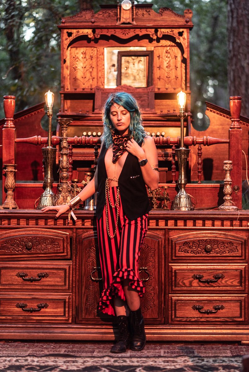 SOSMP's tweet photo. A #ThrowbackThursday to Hulaween 2019.😍 😍
The intensity trapped in this picture is enough to keep us staring hours on end!
📷 IG @bryanedwardcreative of the incredible House of the Lost by IG @lostcreationsart
#Art #MusicLivesHere #YouDoToo #Suwannee https://t.co/ksODUK3s05