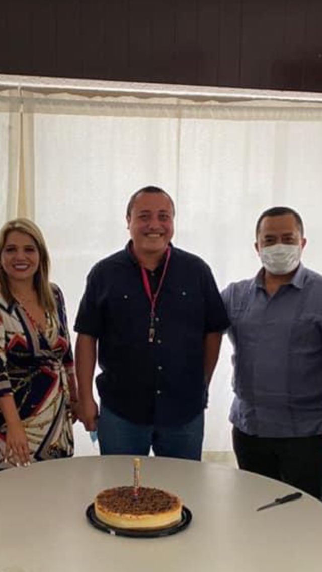 TabascoAy's tweet photo. El seudo líder del @CongresoTab no asiste y sus agremiados a trabajar por miedo a la pandemia pero cómo se la pasa sin cubrebocas. Ya dos años de cobrar sin dar un solo golpe bueno si de por si no trabajan. ¡Ah y quiere repetir! #Tabasco #Flojos #Corrupcion @inundeishon https://t.co/UOoqtdfziL