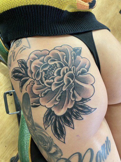 I got my butt tattooed today https://t.co/BGuPne8MLS