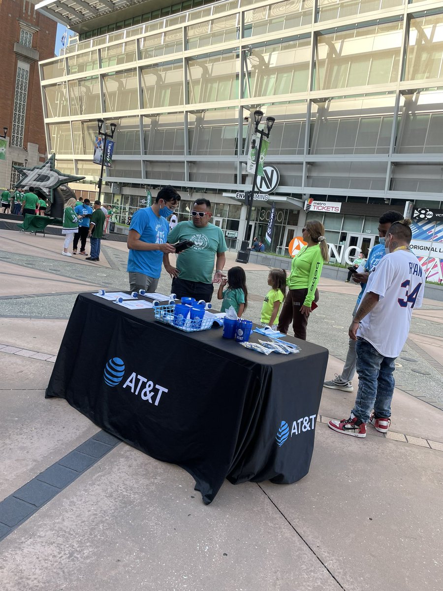 KarenSRivas_'s tweet photo. The Mesquite team is ALL about #WinningLocal especially with the @DallasStars &amp; fans. Celebrating Hispanic Heritage month at the PNC Plaza earlier. #Notorious9 #Conexion #NTX @NTX_AprilR @TerronJernigan @LynetteMAguilar https://t.co/W5E72ry8su