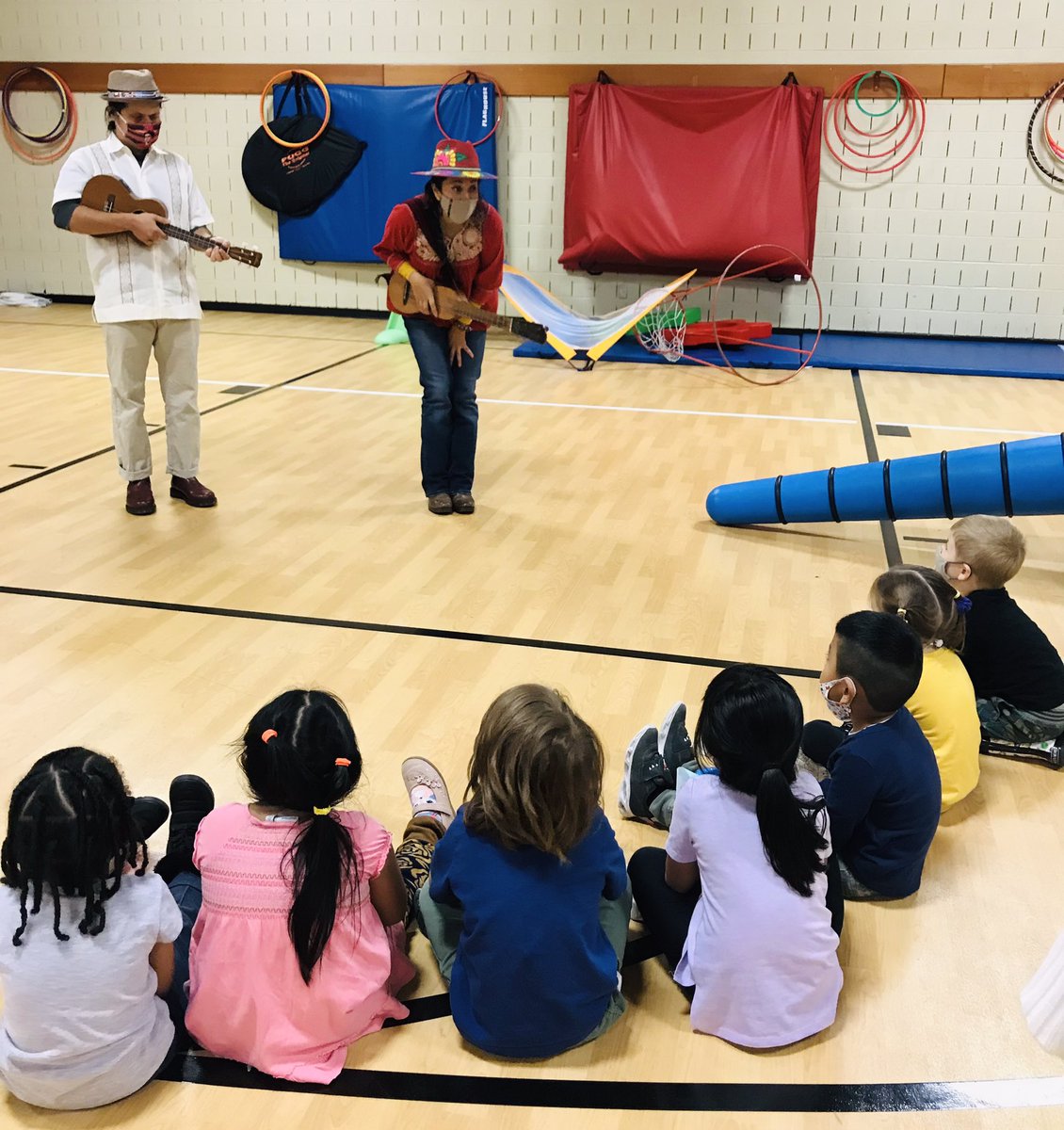 Visiting classrooms and singing “De Colores” for our preschoolers to keep celebrating Hispanic Heritage Month!! 🎶❤️🎶 <a href="/PPSHeadStart/">PPSHeadStart</a> <a href="/PPSConnect/">Portland Public Schools</a>