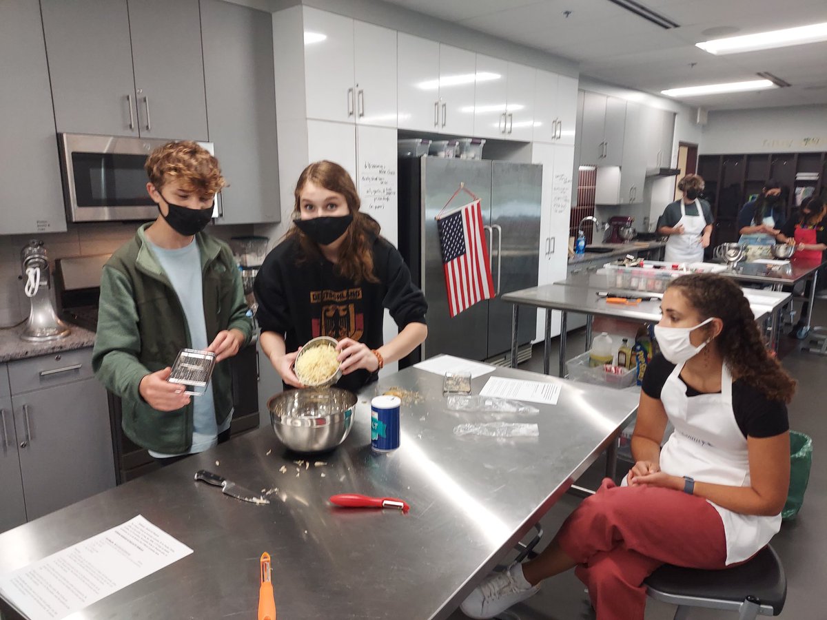 HerrProfHiggins's tweet image. Lecker! @PRGermanClub spent the afternoon cooking Bratwurst, Kartoffelpuffer, &amp;amp; Gurkensalat in the @PrairieRidgeHS Foods Room. @AATGOnline #learngerman @SKochPR #prexperience