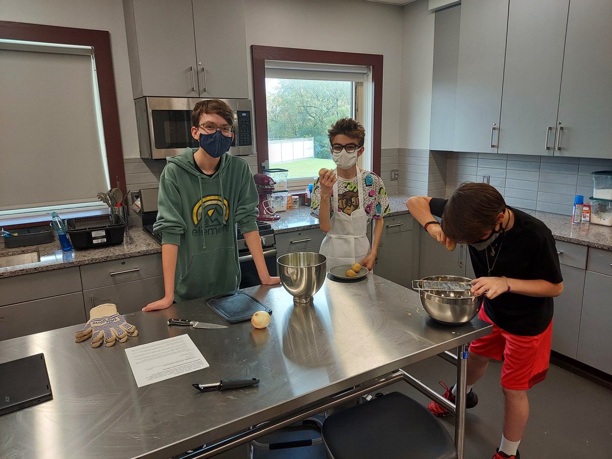 HerrProfHiggins's tweet image. Lecker! @PRGermanClub spent the afternoon cooking Bratwurst, Kartoffelpuffer, &amp;amp; Gurkensalat in the @PrairieRidgeHS Foods Room. @AATGOnline #learngerman @SKochPR #prexperience