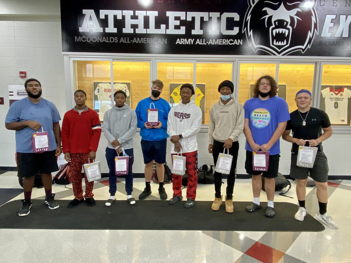 LCHSAthletics's tweet image. Day 4 of Senior Week 
“Treats for me that look like me”
Thank you LaTasha Day for making these wonderful gifts🥰
#2Strong #DevyStrong
@LCHSBears @LCHSBAC @LCBEARSHUDDLEC1 @LCBearsCheer