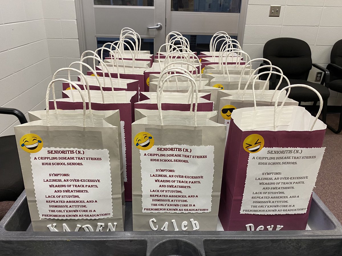 LCHSAthletics's tweet image. Day 4 of Senior Week 
“Treats for me that look like me”
Thank you LaTasha Day for making these wonderful gifts🥰
#2Strong #DevyStrong
@LCHSBears @LCHSBAC @LCBEARSHUDDLEC1 @LCBearsCheer