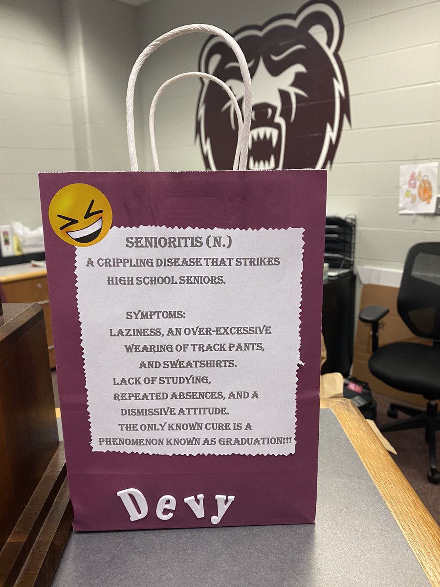 LCHSAthletics's tweet image. Day 4 of Senior Week 
“Treats for me that look like me”
Thank you LaTasha Day for making these wonderful gifts🥰
#2Strong #DevyStrong
@LCHSBears @LCHSBAC @LCBEARSHUDDLEC1 @LCBearsCheer
