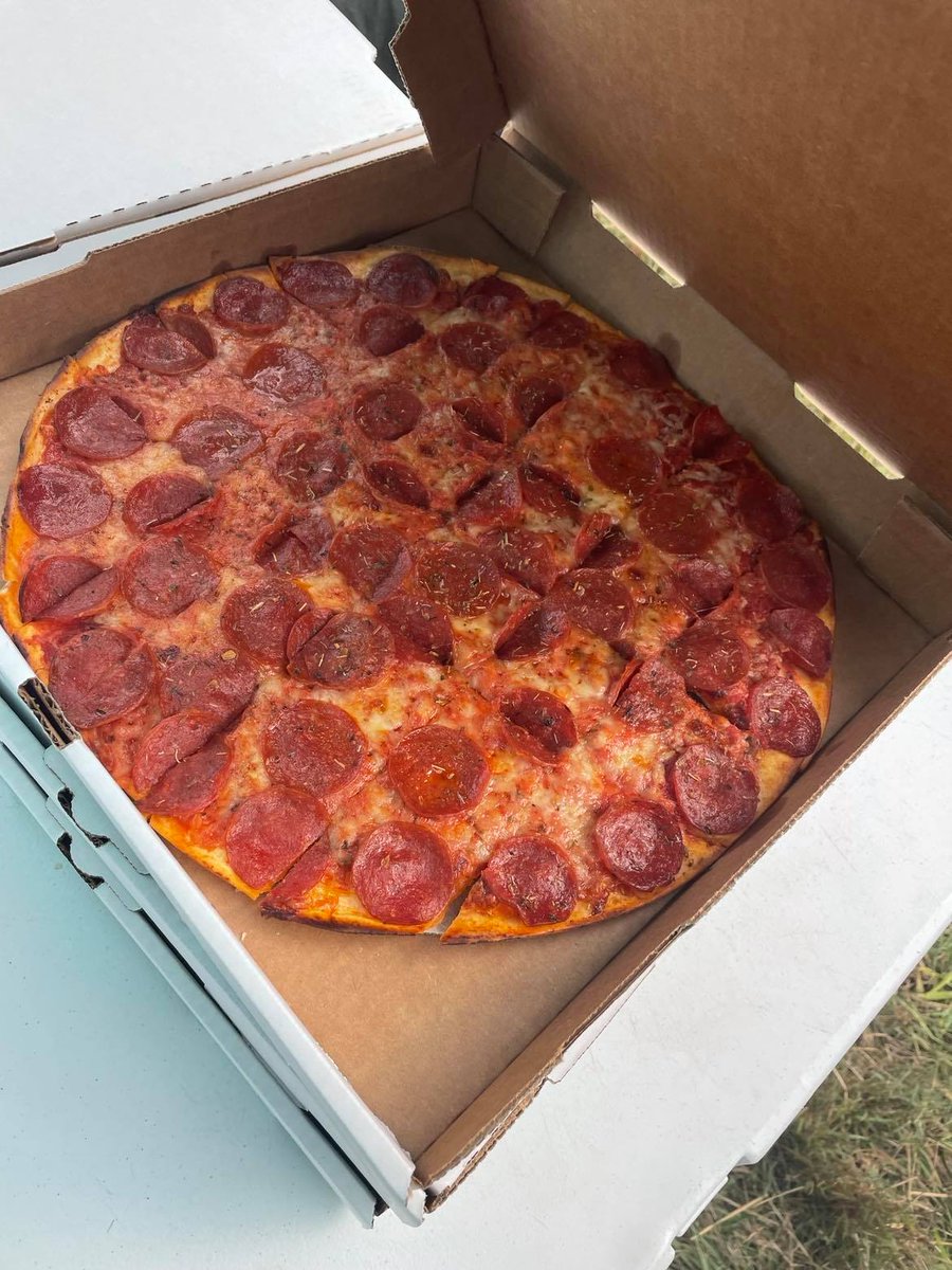 CCSrightnow's tweet image. Dinner for the juniors! Special thanks to Seahorse Elliott Bachelor &apos;01 and his crew at Melting Pot Pizza in Front Royal. Every year they come through and their amazing🍕is ALWAYS a highlight of the annual Immersion Trip to the top of the watershed! #Immersion2021 #SetYourCourse