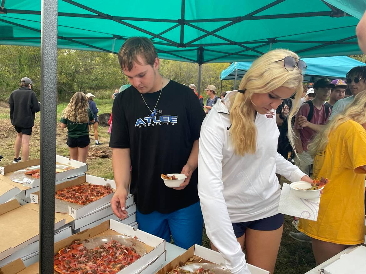 CCSrightnow's tweet image. Dinner for the juniors! Special thanks to Seahorse Elliott Bachelor &apos;01 and his crew at Melting Pot Pizza in Front Royal. Every year they come through and their amazing🍕is ALWAYS a highlight of the annual Immersion Trip to the top of the watershed! #Immersion2021 #SetYourCourse