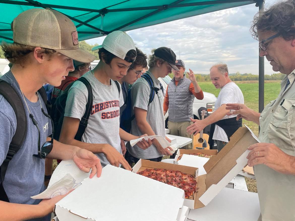 CCSrightnow's tweet image. Dinner for the juniors! Special thanks to Seahorse Elliott Bachelor &apos;01 and his crew at Melting Pot Pizza in Front Royal. Every year they come through and their amazing🍕is ALWAYS a highlight of the annual Immersion Trip to the top of the watershed! #Immersion2021 #SetYourCourse