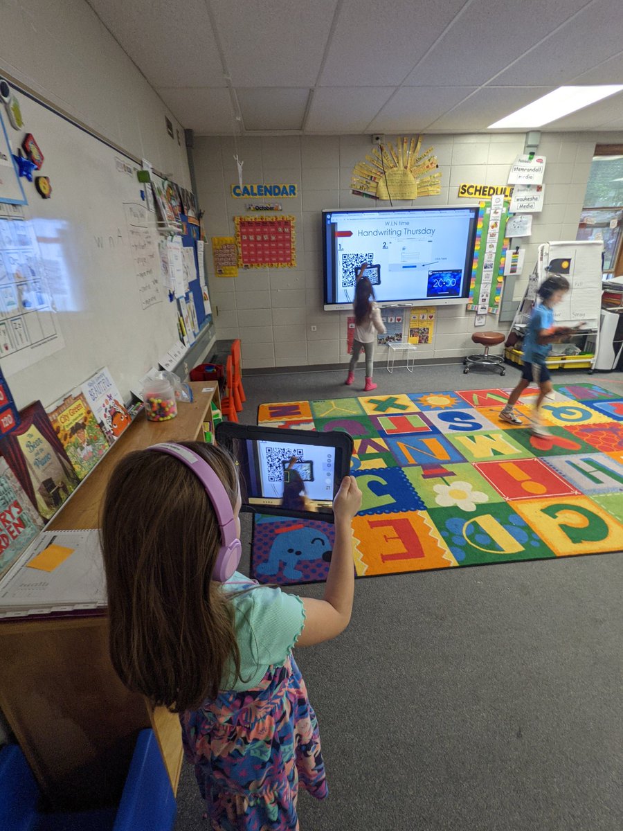 kbrouchoud19's tweet photo. Had the opportunity to join an amazing educator and her students as they practiced writing. It was a perfect mix of content, pedagogy, and engagement! And the bonus? Flawless and purposeful integration of 1:1, Blackboard and Explain Everything! All the feels! #findyourjoy https://t.co/TELm8HZLmJ