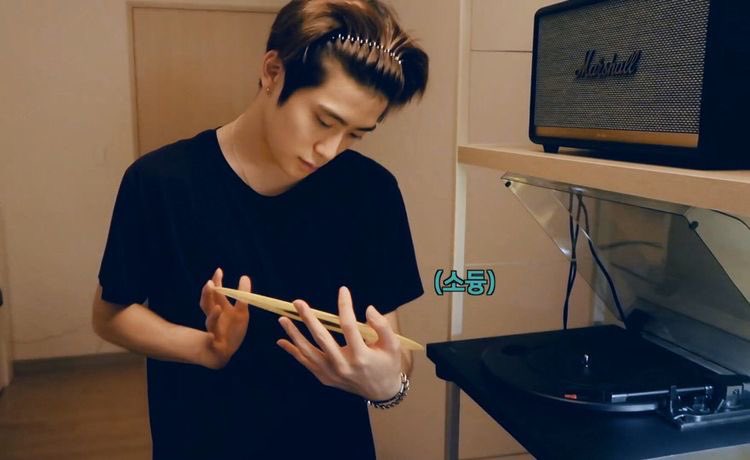 เอ็นดูๆๆแจฮยอนจะต้องเป็นคนไนซ์แค่ไหนขนาดเจ้าของร้านแผ่นเสียงยังเอ่ยปากเลยว่าแจฮยอนนิสัยดีมาก แถมปั่นจักรยานมาที่ร้านด้วยตั้ง10โล เกิดมาเพื่อเปนที่รักของทุกคนที่พบเจอจริงๆเลยน้า♡