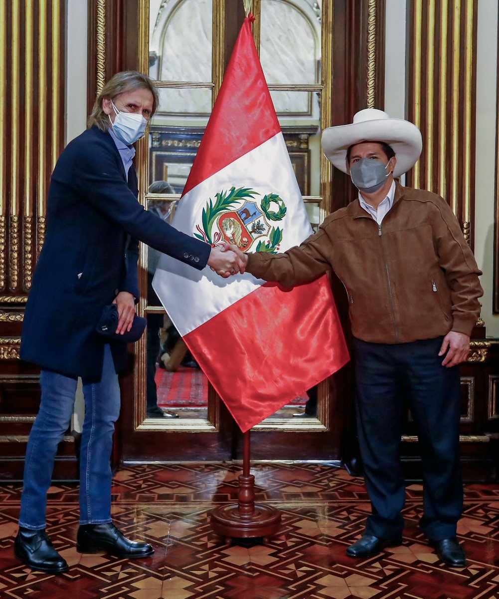 Esta victoria de la <a href="/SeleccionPeru/">La Bicolor</a> recobra el sentimiento de entrega, unión y esfuerzo colectivo que siempre hemos demostrado entre los peruanos. Muchachos, profesor Gareca y equipo técnico, felicidades y muchas gracias por esta alegría al pueblo.
🇵🇪 #ArribaPerú