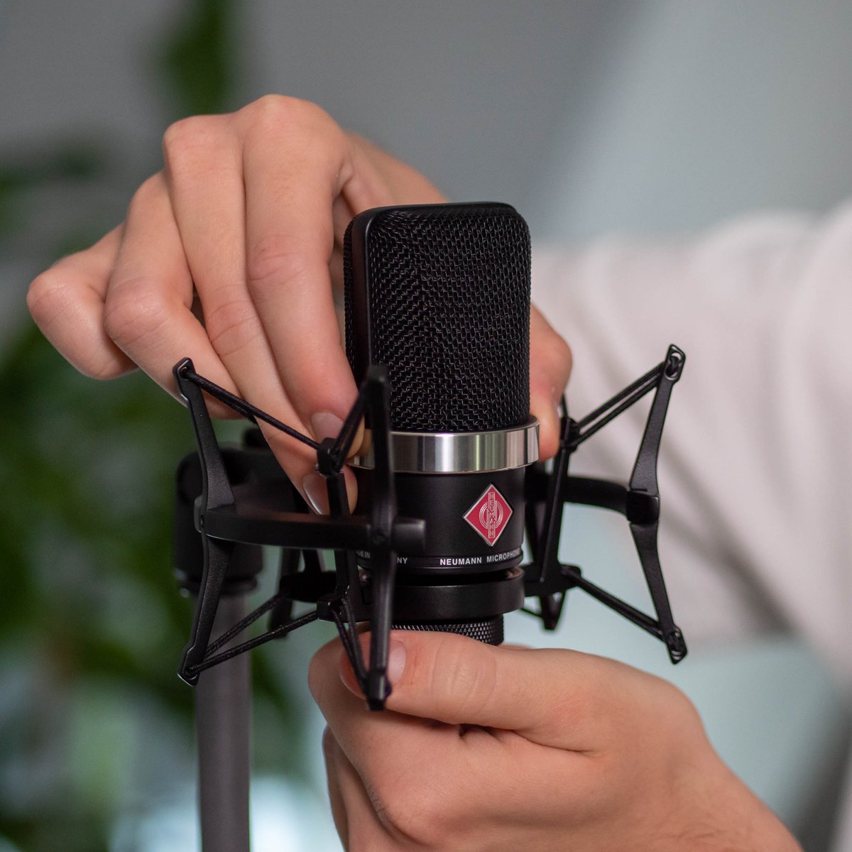 Neumann_Japan's tweet photo. 初めてTLM 102を見たとき、あなたは過小評価するかもしれません。しかし、初めてその音を聞いたとき、あなたは圧倒されるでしょう。
その理由は、私たちの最小の技術が大きな役割を果たしているからです。
#NeumannTLM102 https://t.co/QwM7iglZq0