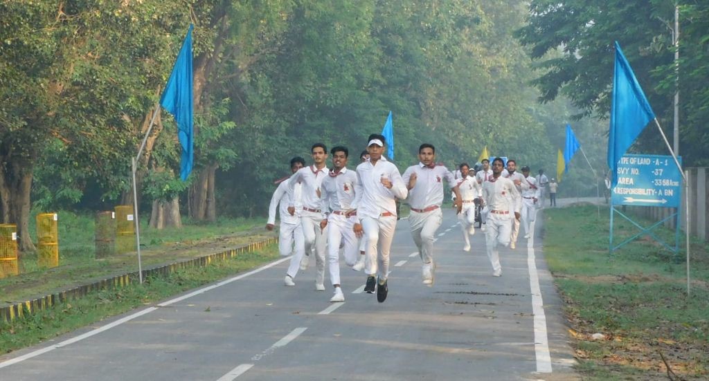 ProDefLko's tweet photo. As part of #SwarnimVijayVarsh &amp; #AzadiKaAmritMahotsav Celebrations  #RedEagleDivision #StrikeOne held  a Mini Marathon &amp; Walkathon in #Faizabad on 6 Oct, 2021. Serving personnel, #NCC Cadets, school children, eArth Samvarta Foundation &amp; families of officers &amp; troops participated. https://t.co/rIrXReYxPo