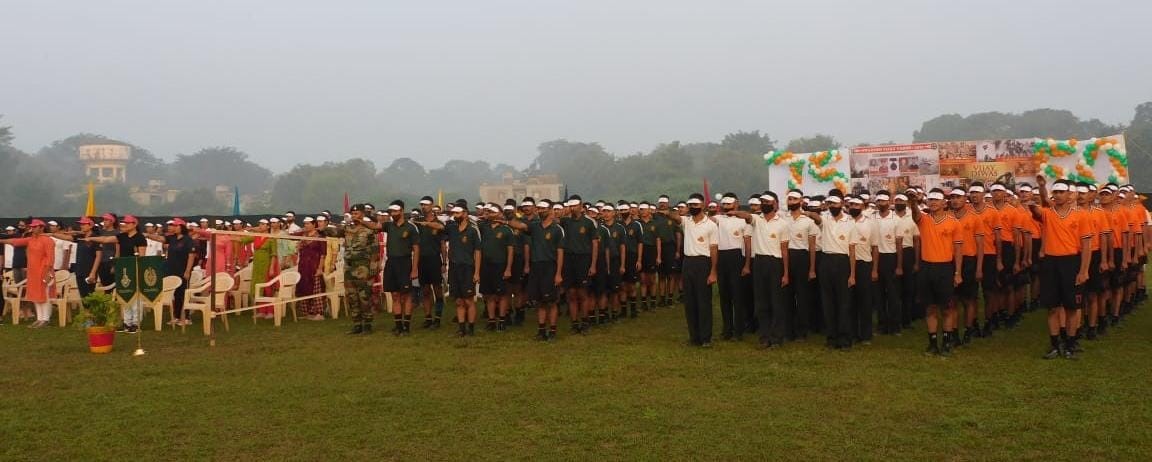 ProDefLko's tweet photo. As part of #SwarnimVijayVarsh &amp; #AzadiKaAmritMahotsav Celebrations  #RedEagleDivision #StrikeOne held  a Mini Marathon &amp; Walkathon in #Faizabad on 6 Oct, 2021. Serving personnel, #NCC Cadets, school children, eArth Samvarta Foundation &amp; families of officers &amp; troops participated. https://t.co/rIrXReYxPo