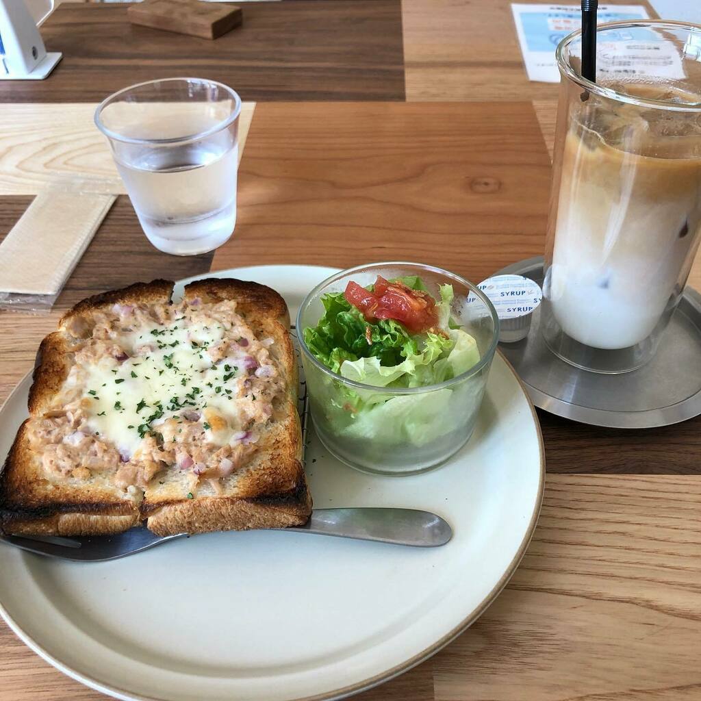 do_shima's tweet photo. 病院の帰りに公園の隣のカフェでモーニング食べながら違国日記8読んで、ひたっておりまする
時々パン生地をたたく音がして心地いい
至福である
#letrefle https://t.co/d4NYZWPbaw https://t.co/irQZ7Q555A