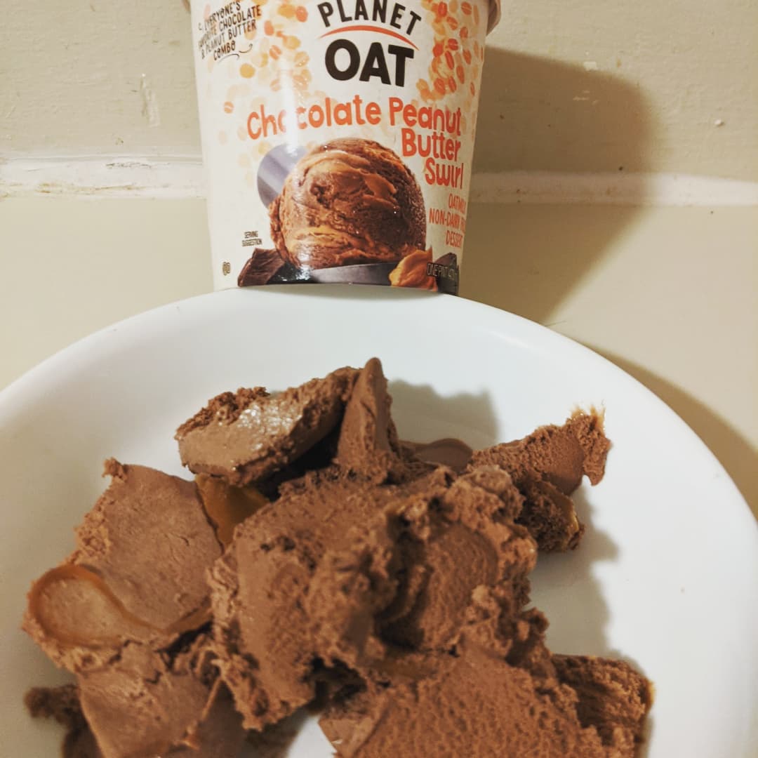 PMBack's tweet photo. Post workout reward from Planet Oat. Oat milk, delicious & non-dairy. Who doesn't love chocolate & peanut butter? Check out their other flavors & how good non-dairy tastes.
#planetoat #plantbased #nondairy #nondairydesserts #nondairydessert #vegan #icecream #dairyfree #chocolate https://t.co/xgHi2LgnN8