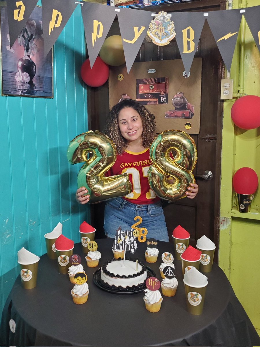 Michy_VR's tweet photo. Happy Birthday to me!! Ya son 28 años gracias a Dios. 🥳���🎉🎂🎈💃🏻 Y mi familia siempre se bota!! Gracias a todos por la sorpresa. Me encantó mi birthday de #HarryPotter. #ComoMeConocen #YaSon28 #HappyBirthdayToMe #GraciasDios https://t.co/zP9lcxIDDY