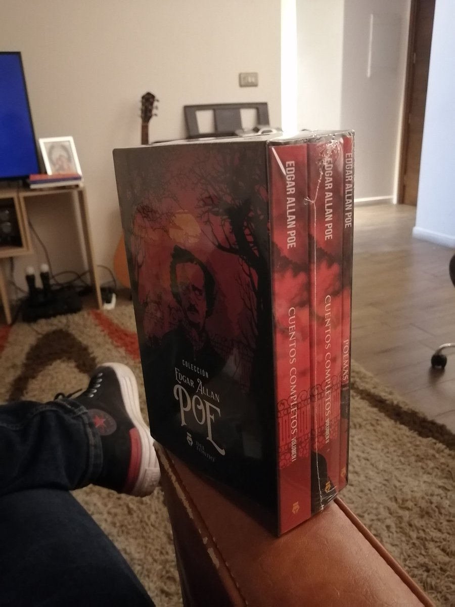 FerCaballop's tweet image. Tenía de regalo esta pulenta colección de Edgar Allan Poe, pero como ya era 🤡, la voy a sortear entre los que le den RT a este tweet. Juegue TL!