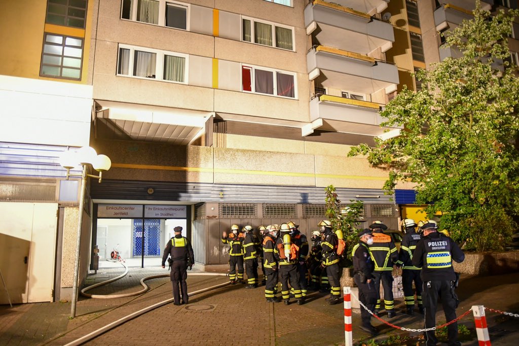 EbnerFoto's tweet photo. Hamburg-Aktuell 
#EinsatzFuerHamburg 
Feuer 2Y
Bei einen #Wohnungsbrand in #Jenfeld
ist in der #Nacht eine Frau gestorben 
11 #Bewohner wurden von der #Feuerwehr gerettet.@FeuerwehrHH @BILD_Hamburg @hamjoeburg @BILD_News https://t.co/vUXn87W5QP