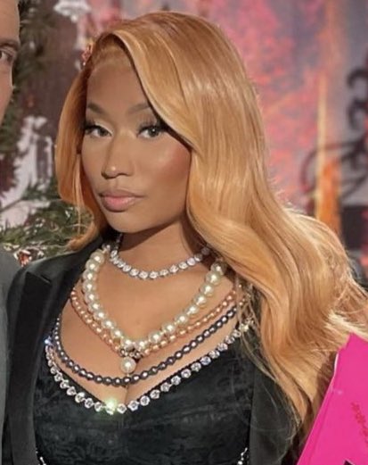 Coblickyyy's tweet photo. When it comes to face you can always count on Nicki https://t.co/JydgfmO8wa