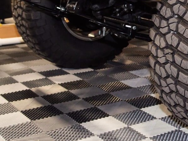 弊社ではスナップロック社製（MADE IN USA）のガレージタイルを取り扱っております。
・シマイタ（縞板）パターンの『レースデッキ』
・メッシュパターンの『フリーフロー』

はめ込んでいくだけで簡単に設置できます👍
カラーも豊富でお洒落にレイアウトが可能ですよ🤩

#ガレージDIY #フロアタイル