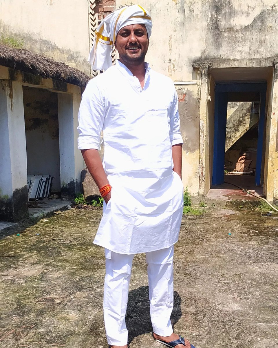 riteshrajwada's tweet photo. तुम्हें लगता है वो भटका हुआ है
मिया तुमको कोई धोका हुआ है

निशाना दूर तक मारेगा इकदिन
ये तीर अब और भी पैना हुआ है

मेरे सीने में ज़िद अब भी भरी है
मेरा कुर्ता अभी रक्खा हुआ है
#RiteshRajwada
#poetry 

@DrKumarVishwas https://t.co/uoBw4eQX48