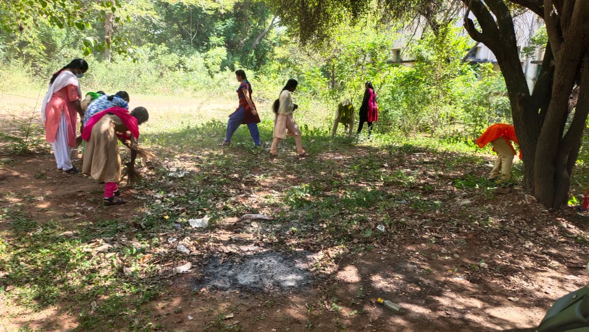 NSSChennai's tweet photo. Nss volunteers of Govt Arts College, Karaikudi involved in CleanIndia campus Cleaning activities at College campus and removed plastic wastes.
#CleanIndiaGreenIndia #swatchbharat
@YASMinistry @_NSSIndia @pibchennai @ianuragthakur https://t.co/usnjNxPQXR
